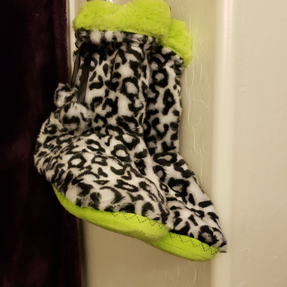 Slippers - Picture 1 of 3
